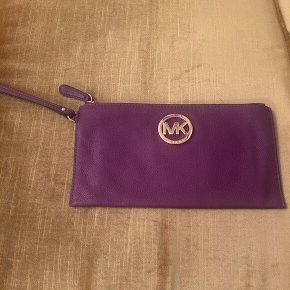 NWOT Violet Michael Kors wristlet - Picture 1 of 6